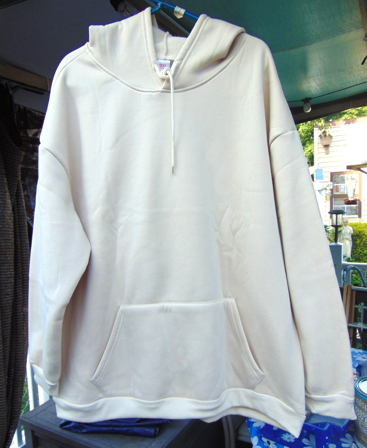 Real Nice Light Cream Colored Women’s 3X Hoddie w Dogs on the Back & a Saying