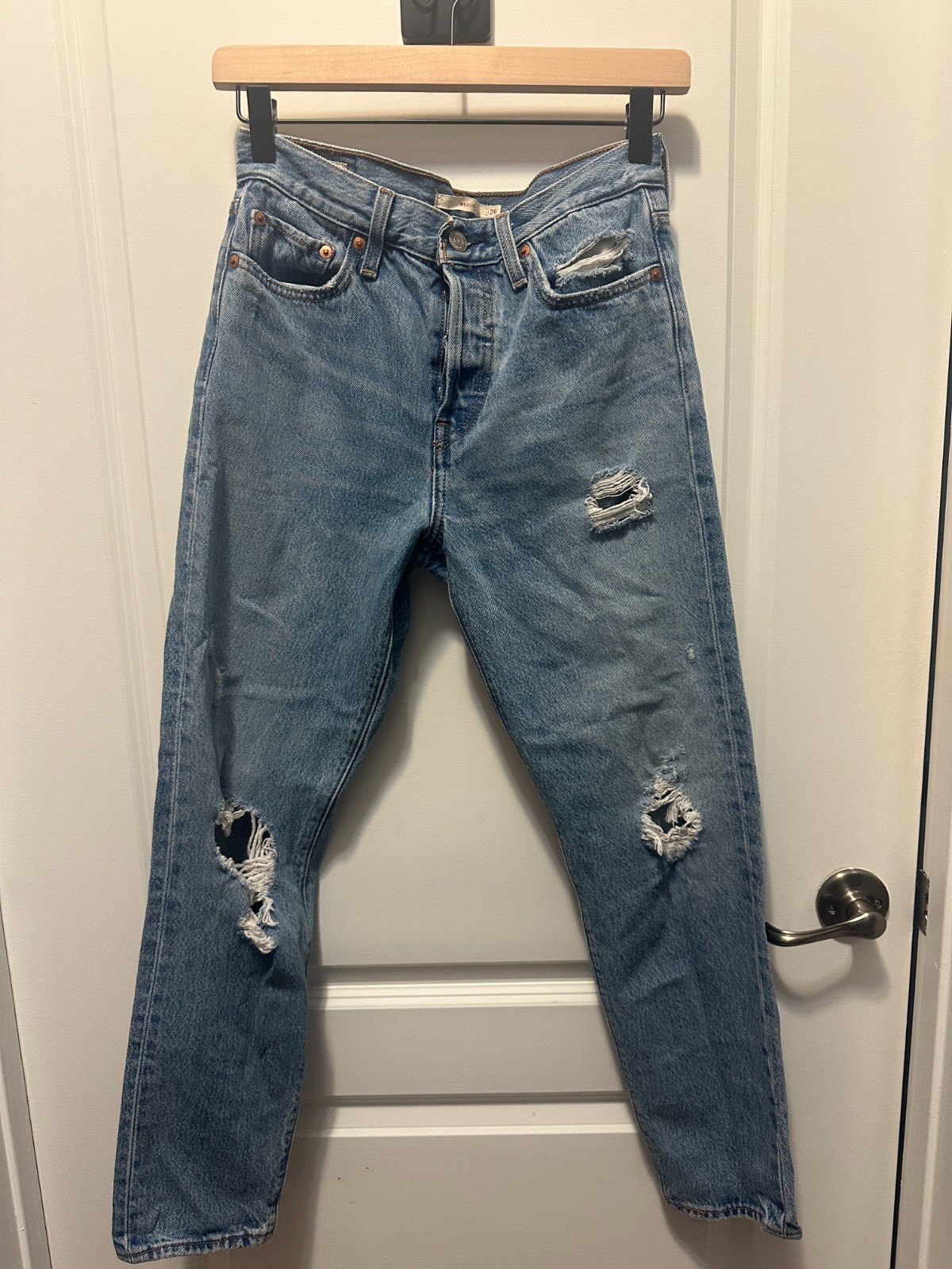 Levi’s Wedgie Icon Jeans Women’s Size 26 High Rise Distressed Light Wash Denim