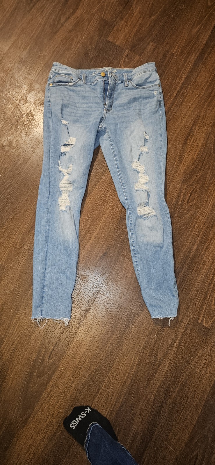Universal Thread Women’s Skinny Jeans Distressed, Ripped, 10/30r