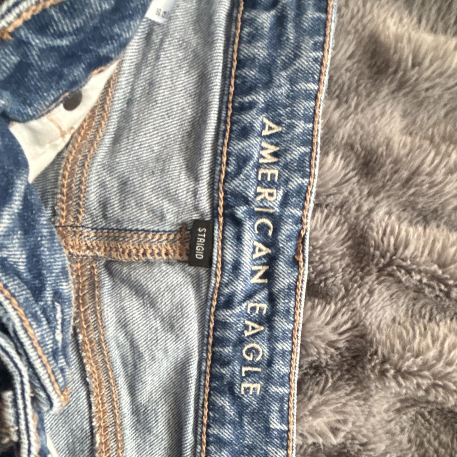 American Eagle Strigid Women’s Blue Distressed Denim Cut Off Shorts Size 6 Mid