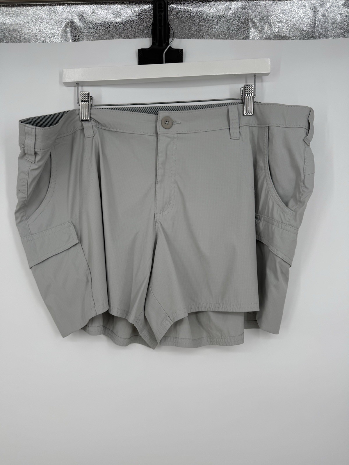 WorldWide Sportsman Women’s Shorts 20W Beige Cargo Pockets Stretch Nylon Spandex