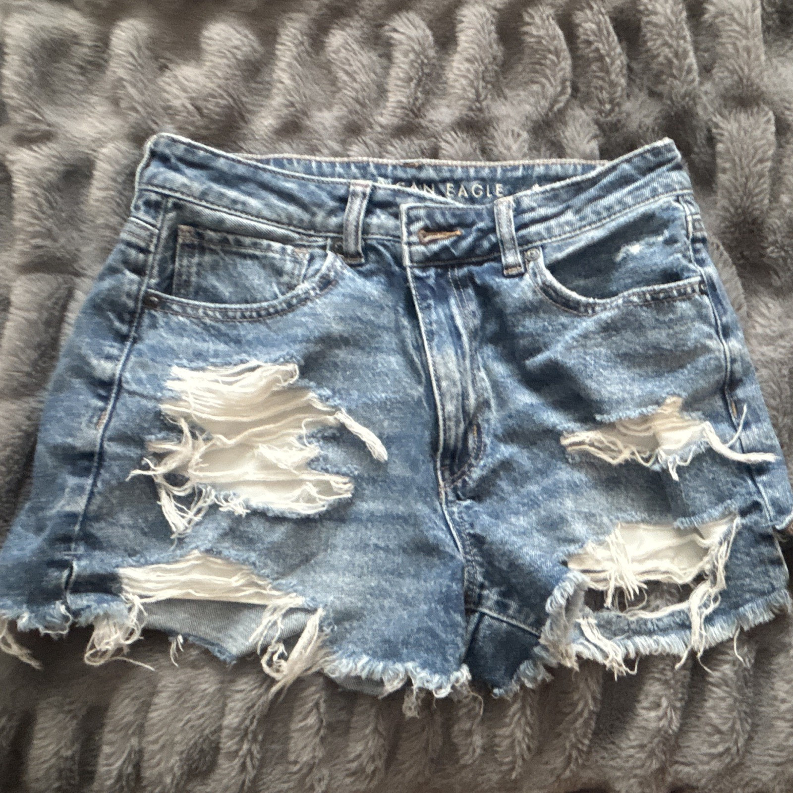 American Eagle Strigid Women’s Blue Distressed Denim Cut Off Shorts Size 6 Mid