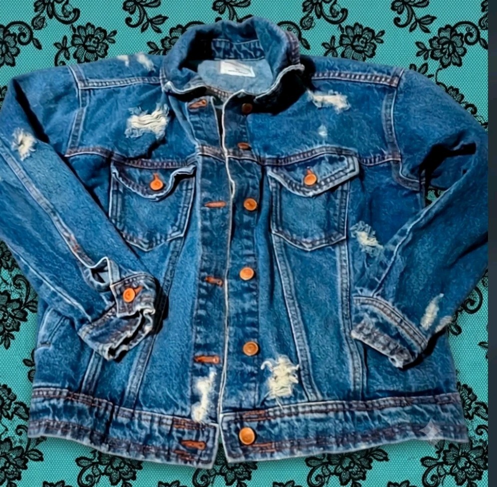 Cute Distressed Celebrity Pink Denim Jean Jacket – Perfectly Worn-In & Trendy!