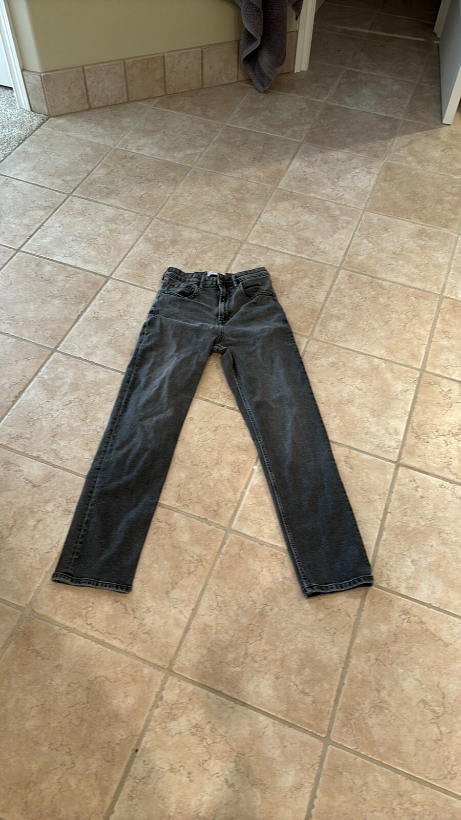 Everlane jeans women. Size 6. Waist Laid Flat 25 Inches. Rise 10.5. Inseam 27.5