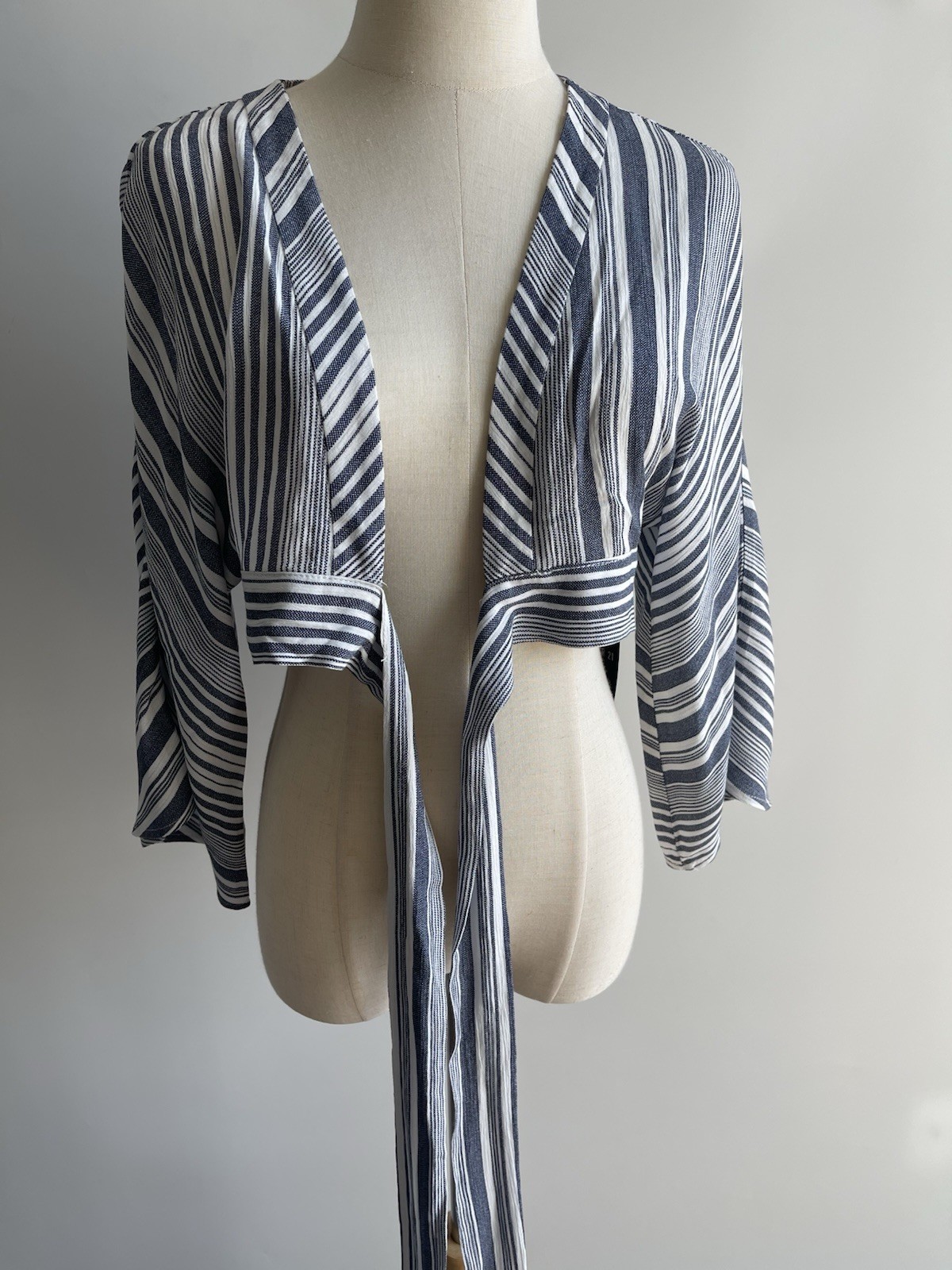 Forever 21 NWT Striped Wrap Crop Top Kimono Sleeve Tie Front White Navy Size S
