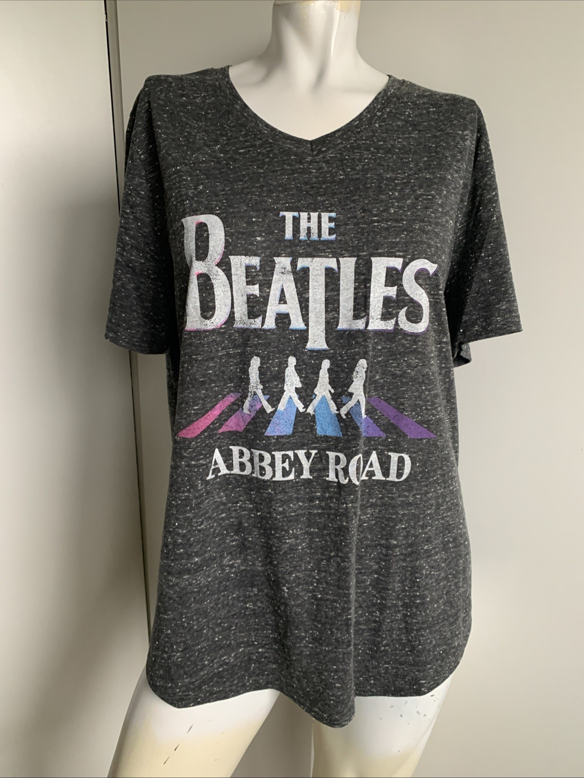 The Beatles Abbey Road women’s size XL gray V-neck short sleeve graphic T-shirt
