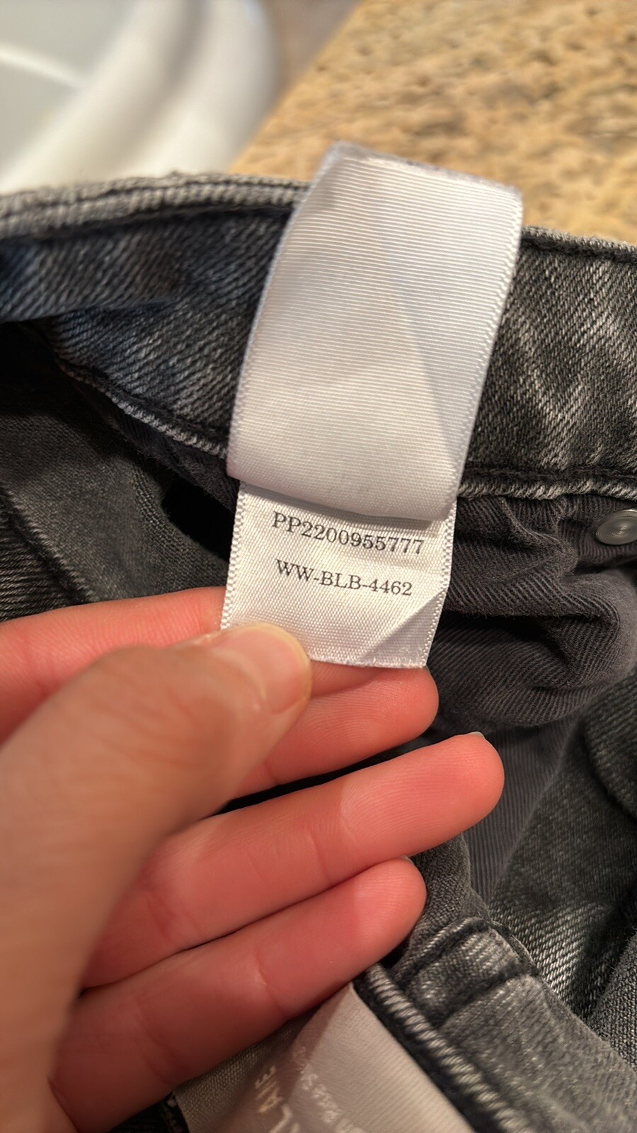 Everlane jeans women. Size 6. Waist Laid Flat 25 Inches. Rise 10.5. Inseam 27.5