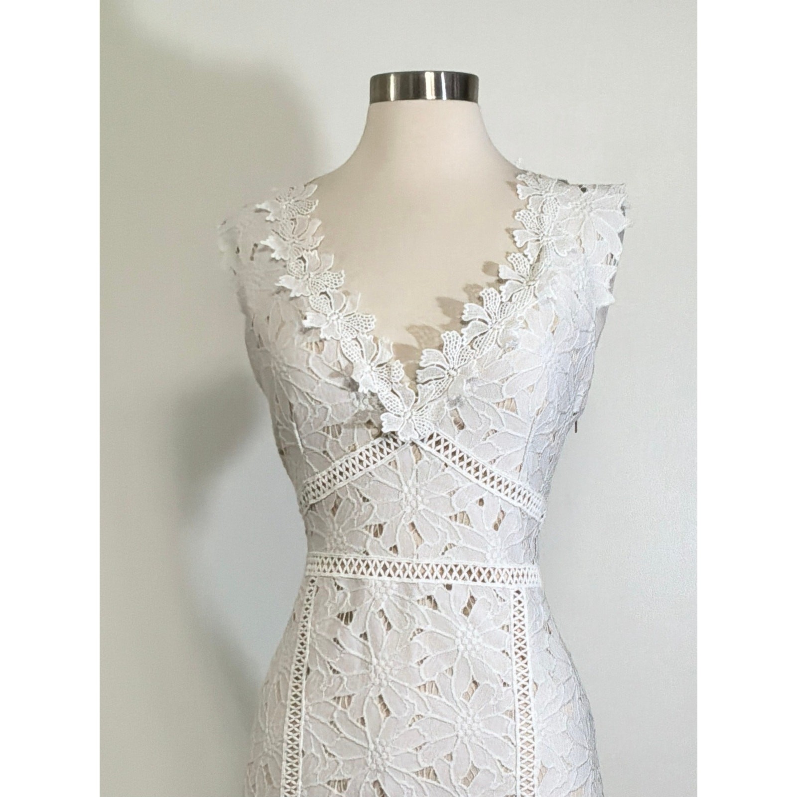 Saylor All-Over-Lace Midi Dress in White Size Large