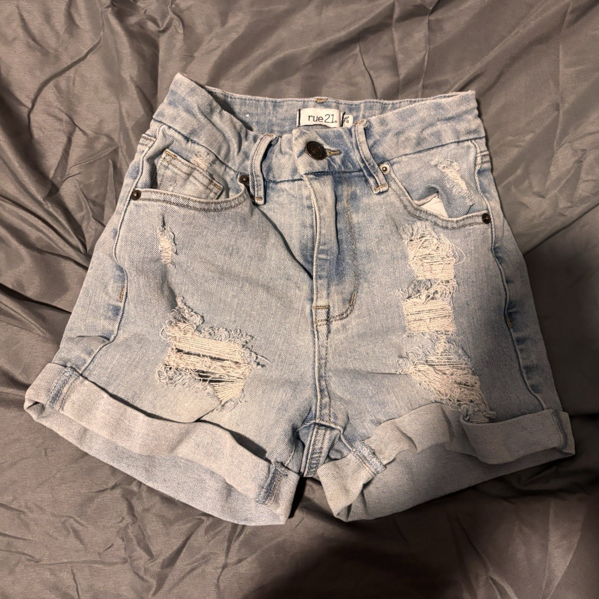 rue21 Light Wash Distressed Cuffed Denim Shorts Size 4 Blue