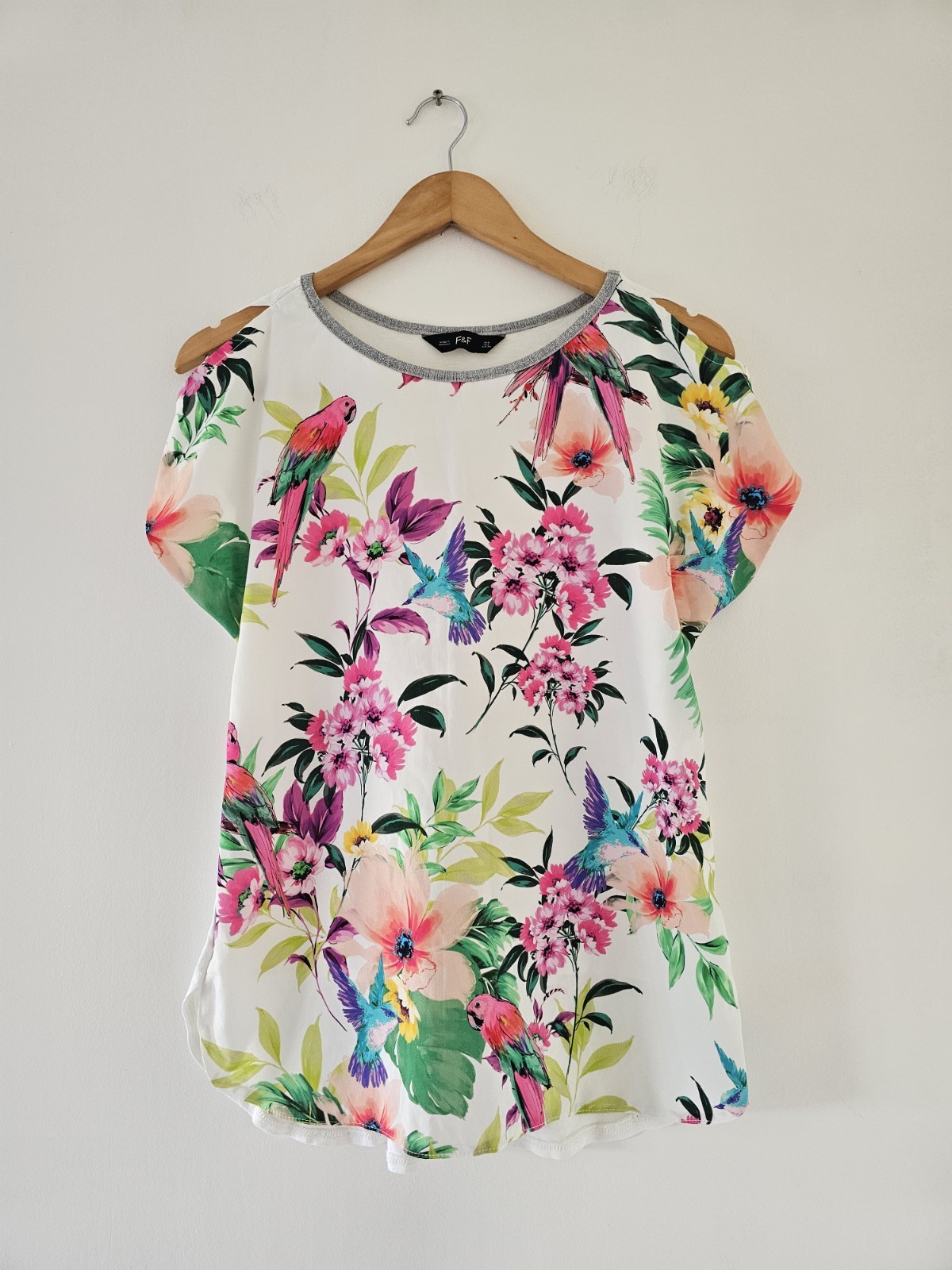 Woman’s lovely tropical print, cold shoulder summer,holiday top Size 6. F&F