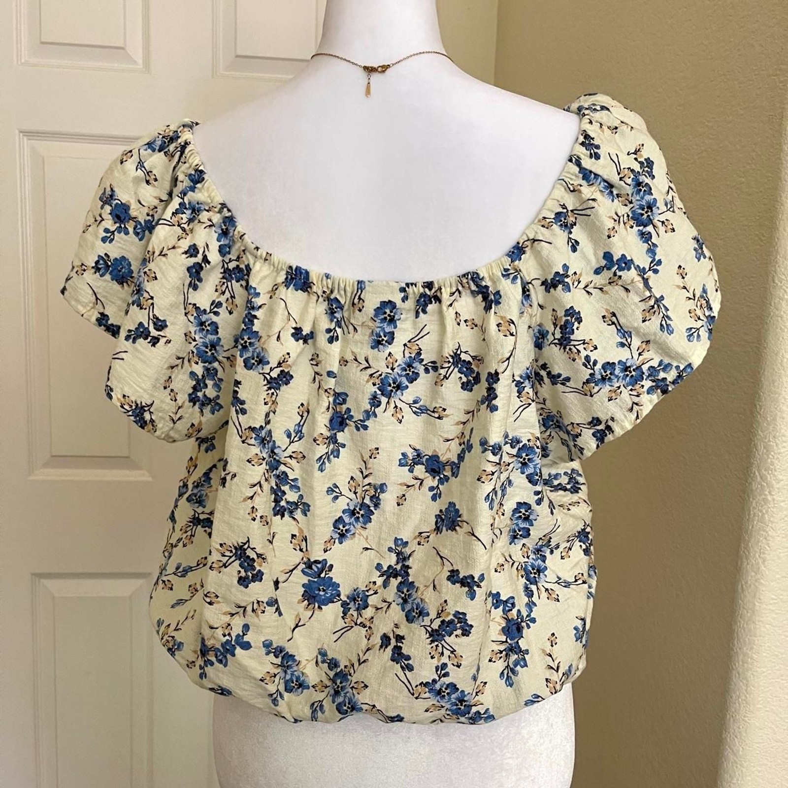 Women’s Vintage-floral pattern off-the-shoulder peasant blouse – size large