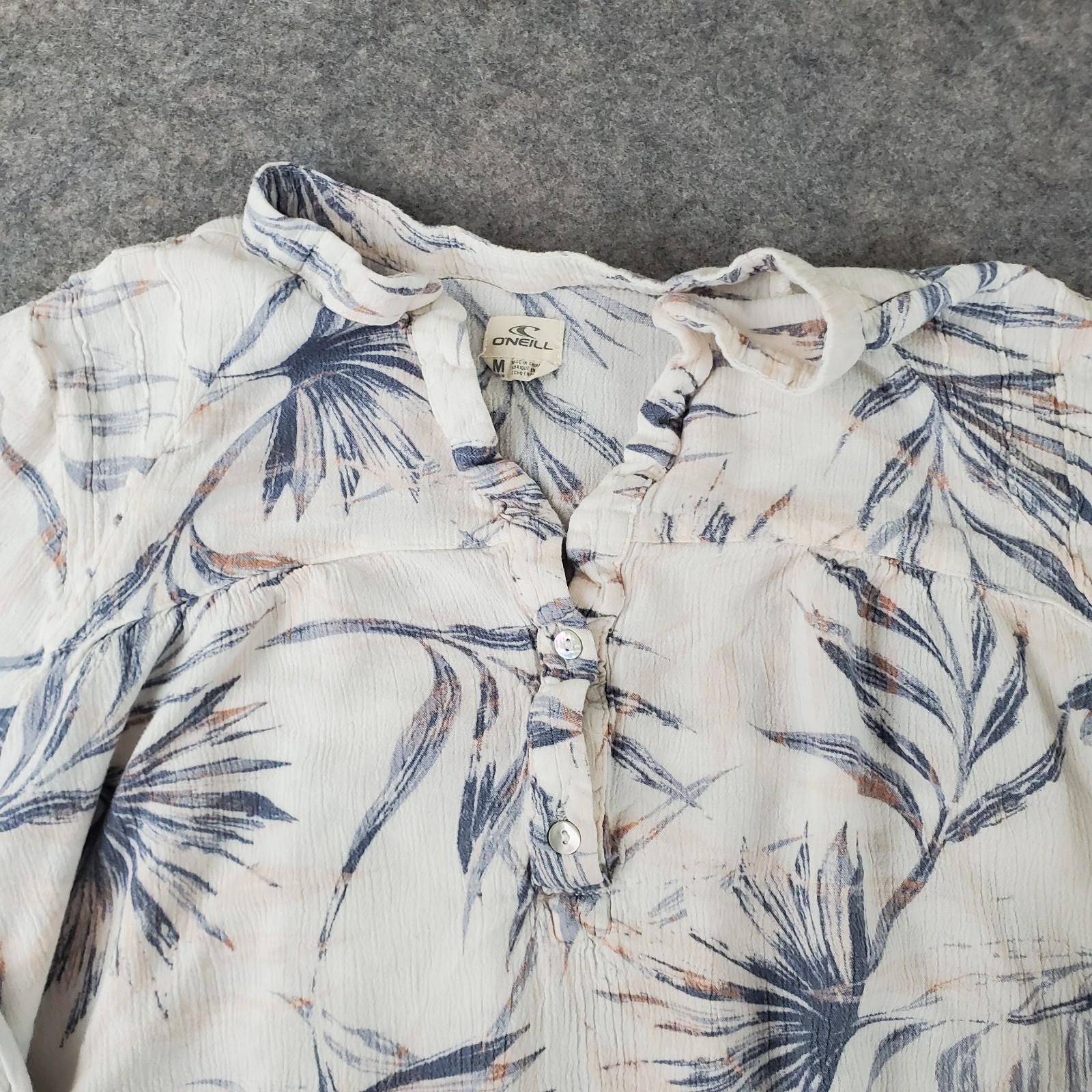 O’Neill Blouse Womens Medium White V Neck 1/4 Button 1/3 Sleeve Floral Stretch