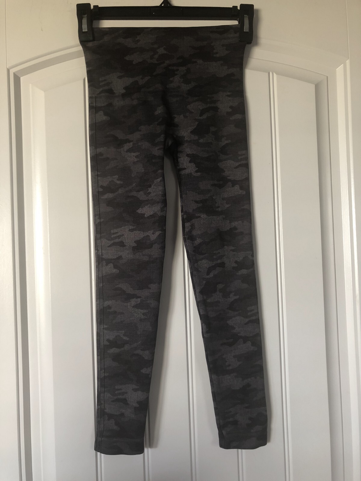 SPANX capri women’s size XS excellent condition Camo 94% nylon 6% elastane