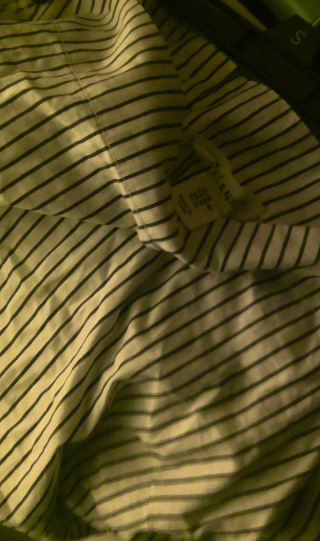 WOMANS TOP OFF SHOULDER BUTTONS UP IN THE BACK