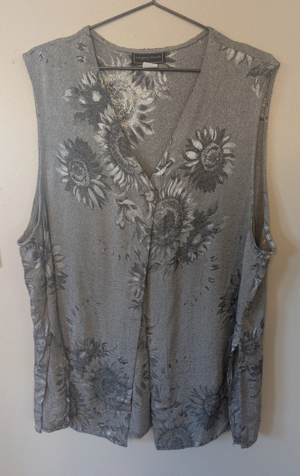 Intriguing Threads Women’s Plus 2X Gray Floral Sleeveless V-Neck Button Blouse