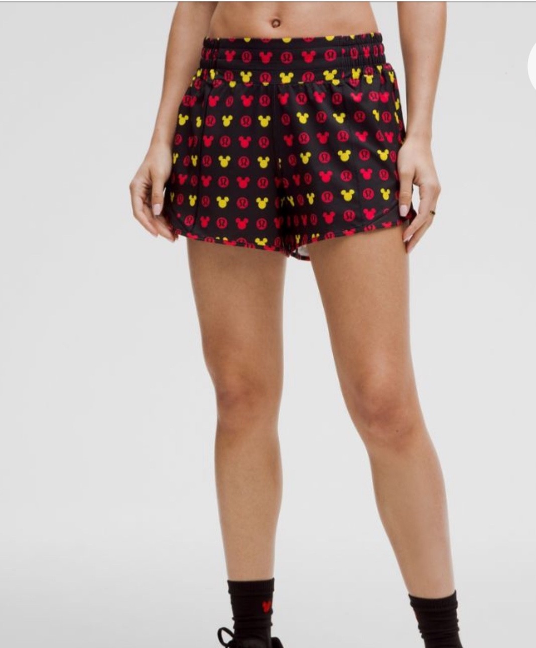 NWT SIZE 4 Lululemon x DISNEY high rise Hotty hot shorts 4 inches