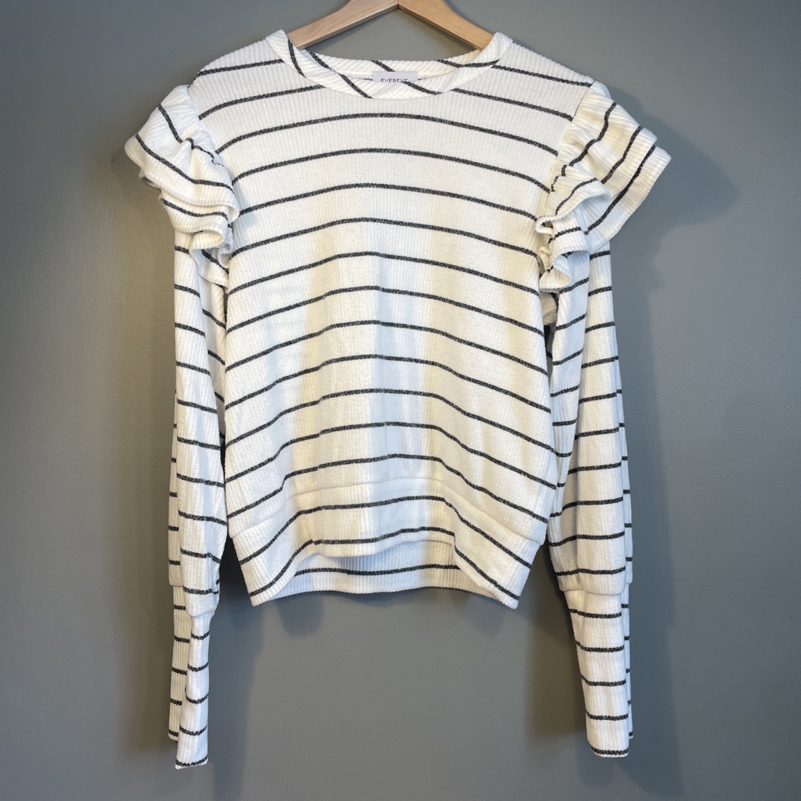 EVEREVE Tory Pullover White Heather Gray Stripe Lge Ruffle Shoulders Long Sleeve