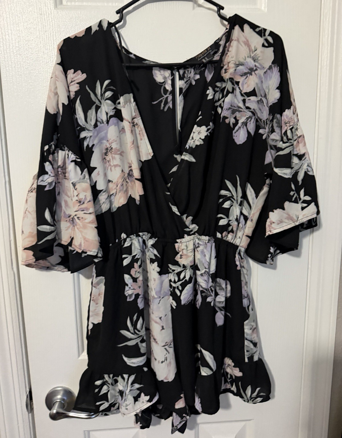 FOREVER 21 Women’s Black Floral V-Neck Short Sleeve Romper, Size M