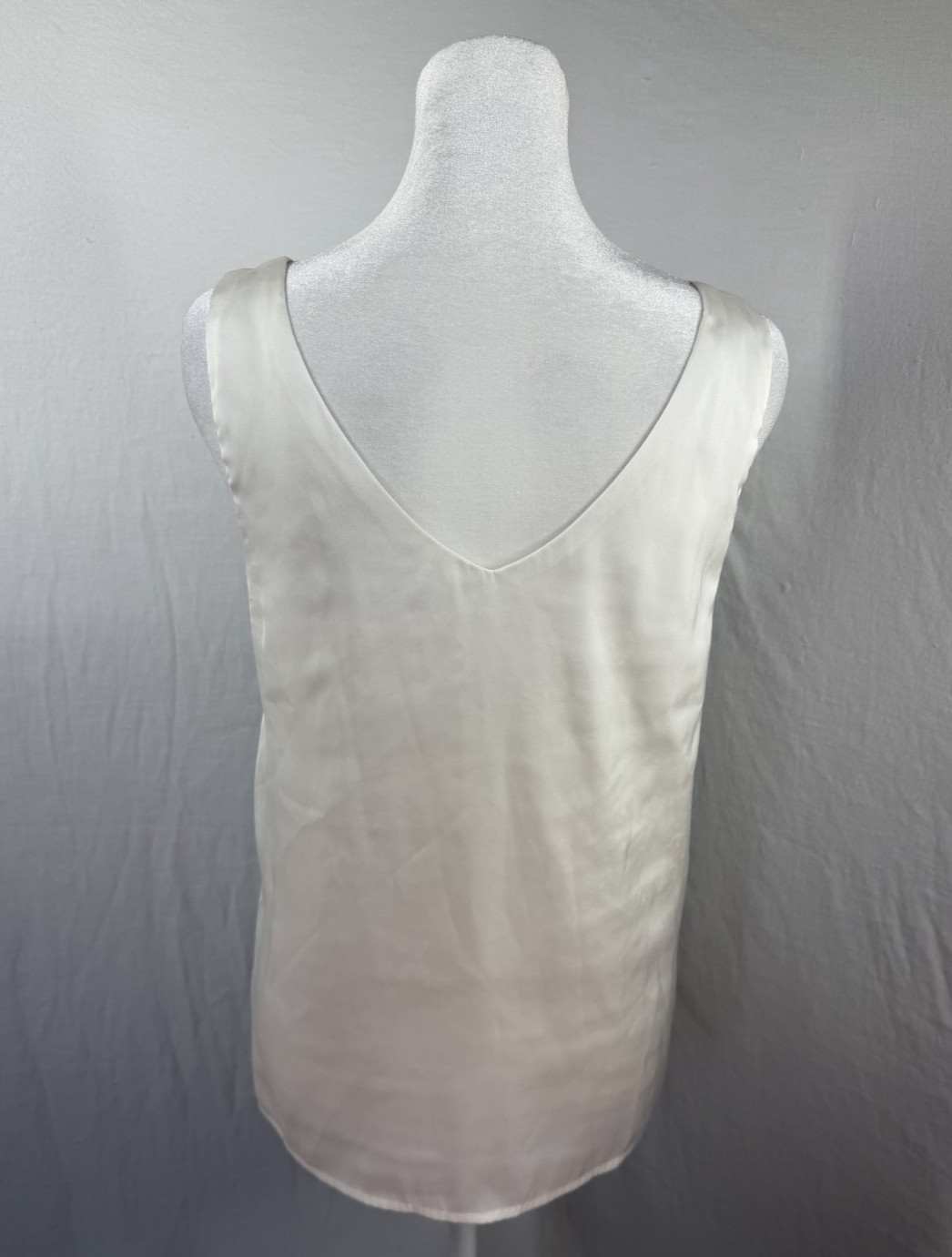 Zenana: white satin v-neck sleeveless top size 8