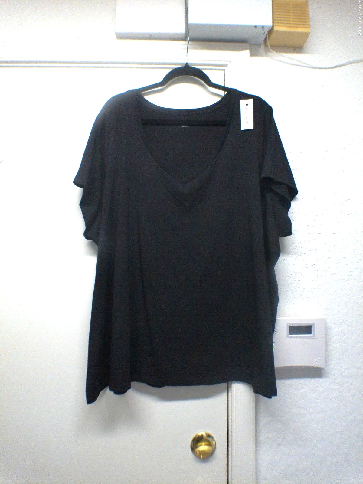 Lane Bryant Wmn’s Solid Black Short Sleeves V-Neck Tee Sz. 26/28, Blended Fabric