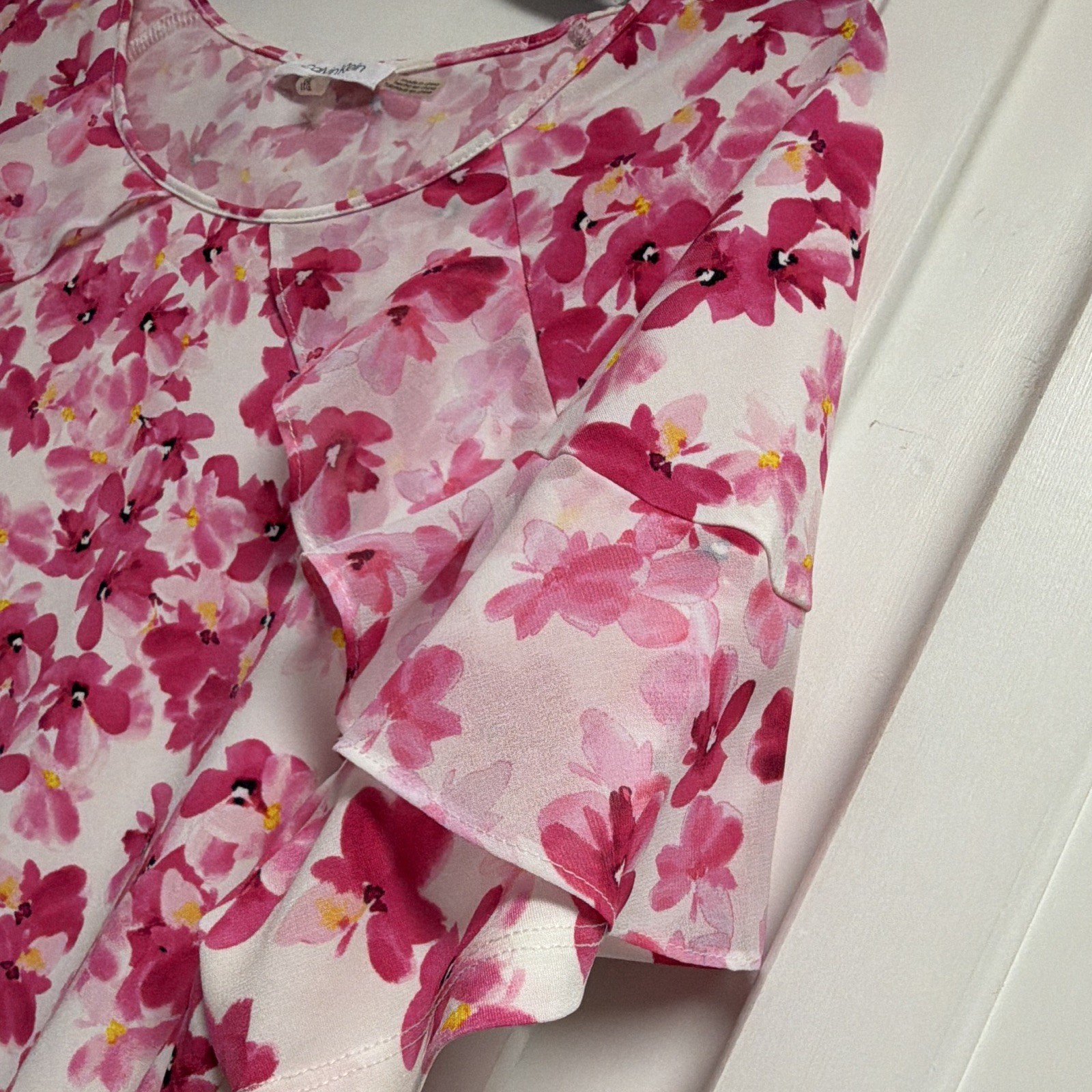 Calvin Klein Women’s Plus 1X Pink/White Floral Scoop Neck Ruffle Pullover Top