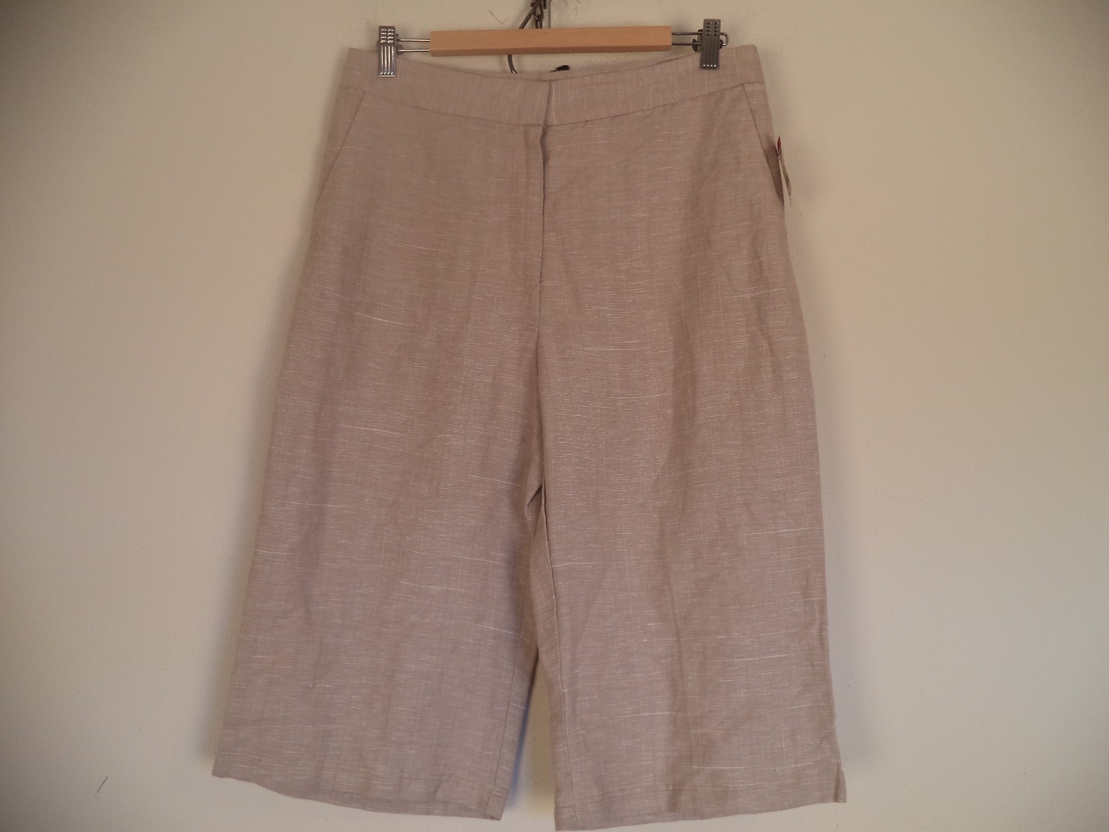 Misses Beige Covington Short. Size 10. 55% Linen/ 45% Rayon. Inseam 16″