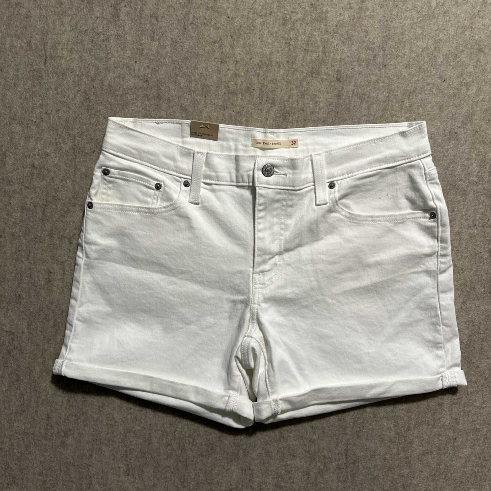 Levi Strauss Women’s Mid Rise Short 32 (35×5) Mid Length Slim Hip Denim White