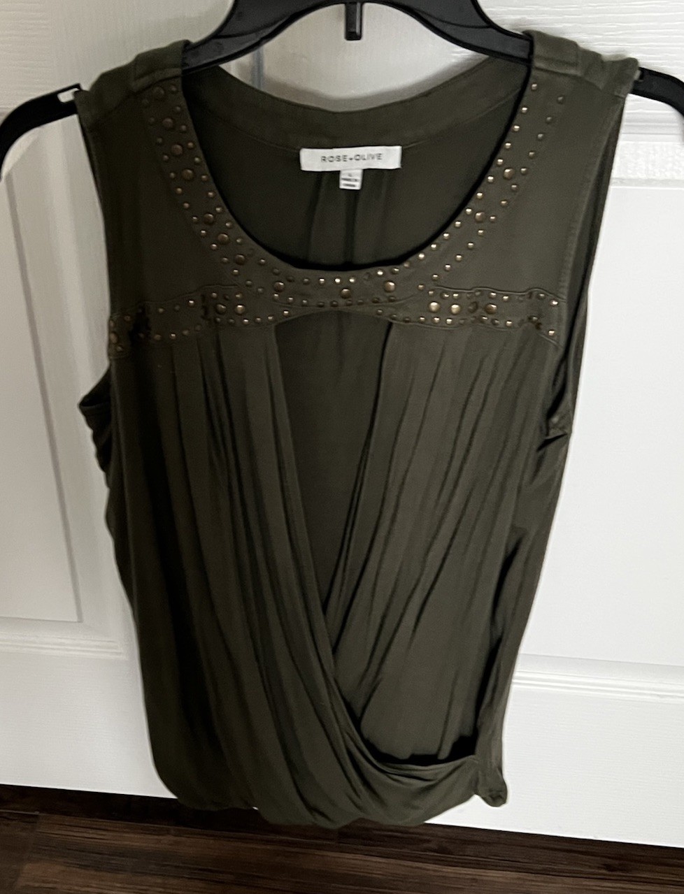 Rose + Olive Solid Green Studded Sleeveless Scoop Neck Tank Top L Pullover
