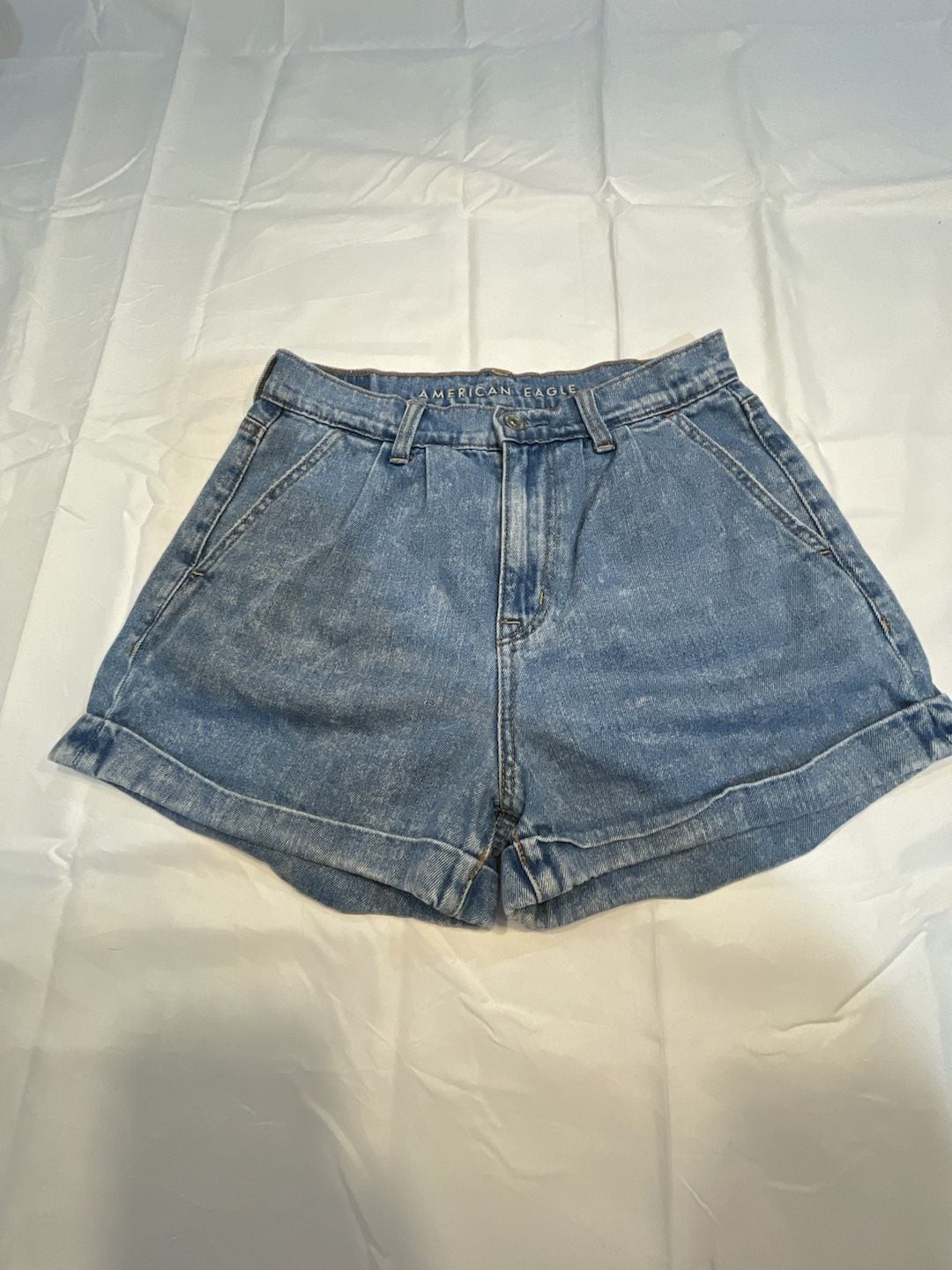 American Eagle High-Waisted Pleated Mom Jean Shorts Light Wash 2
