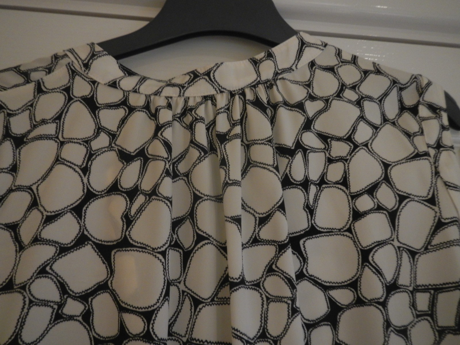 M&S Ladies sleeveless top/blouse, cream & black, size 18 100% Polyester.