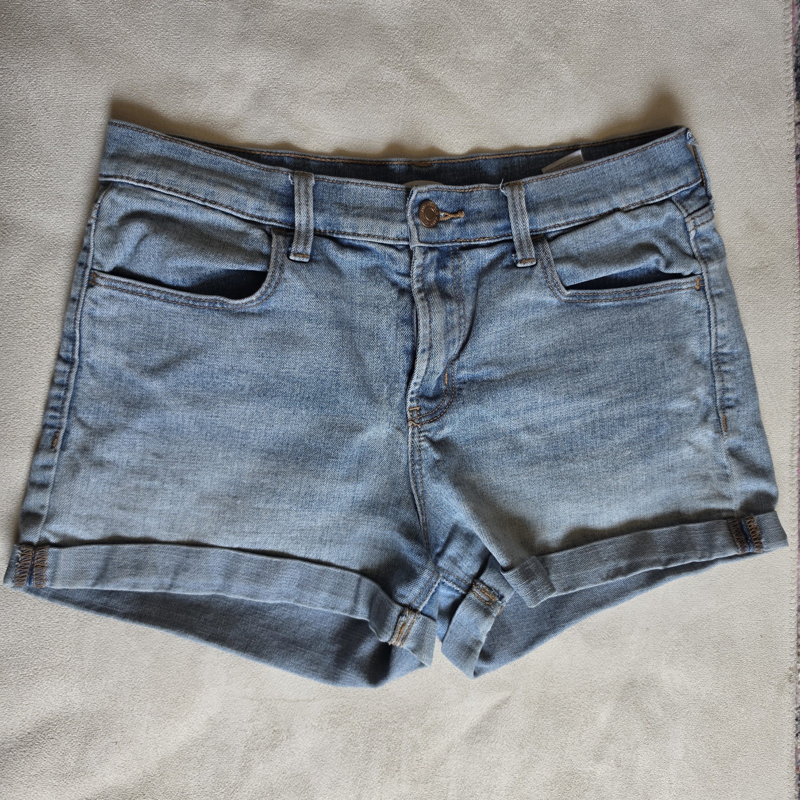 Old Navy Women’s Blue Light Wash Denim Shorts Size 8 Mid Rise Cuffed 5-Pocket