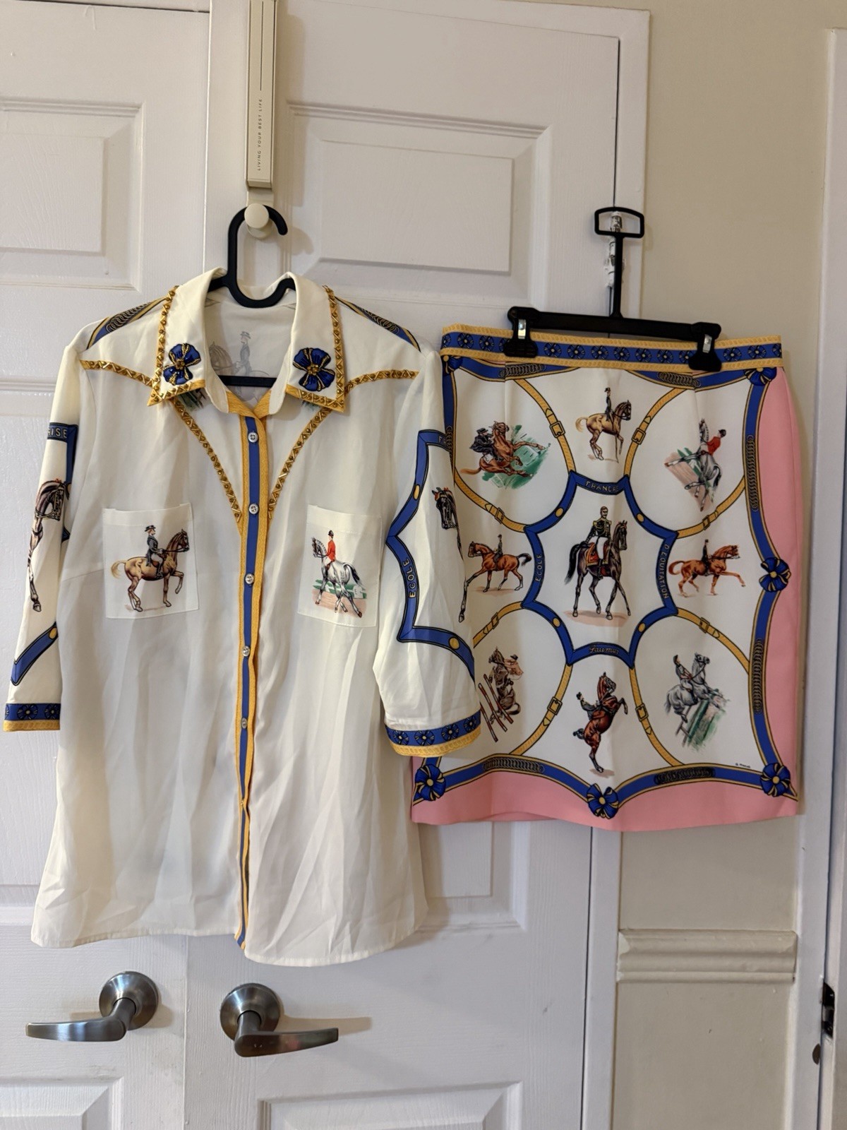 Set Equestrian Print Blouse & Scarf Set – Ivory with Blue, Gold, Pink