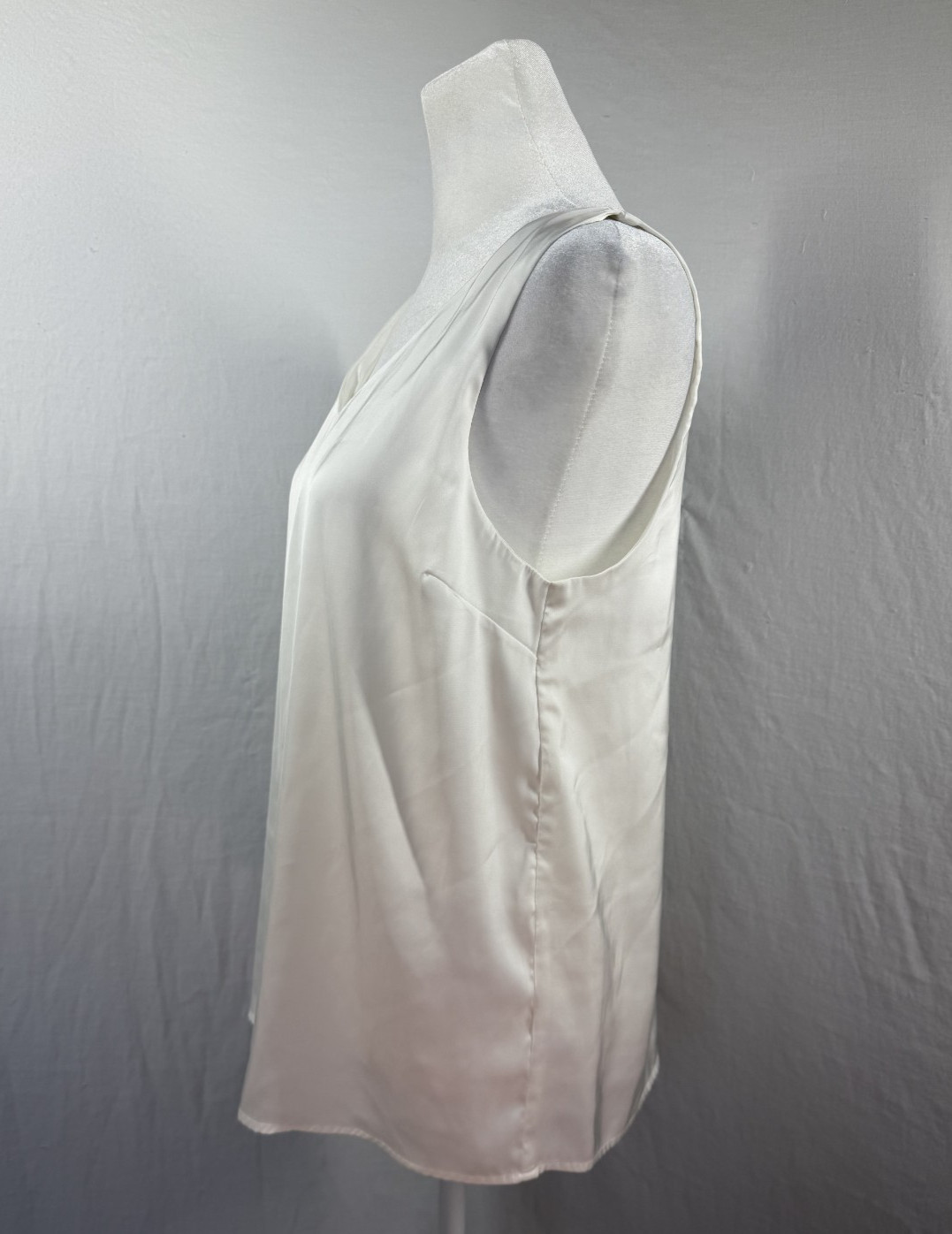 Zenana: white satin v-neck sleeveless top size 8