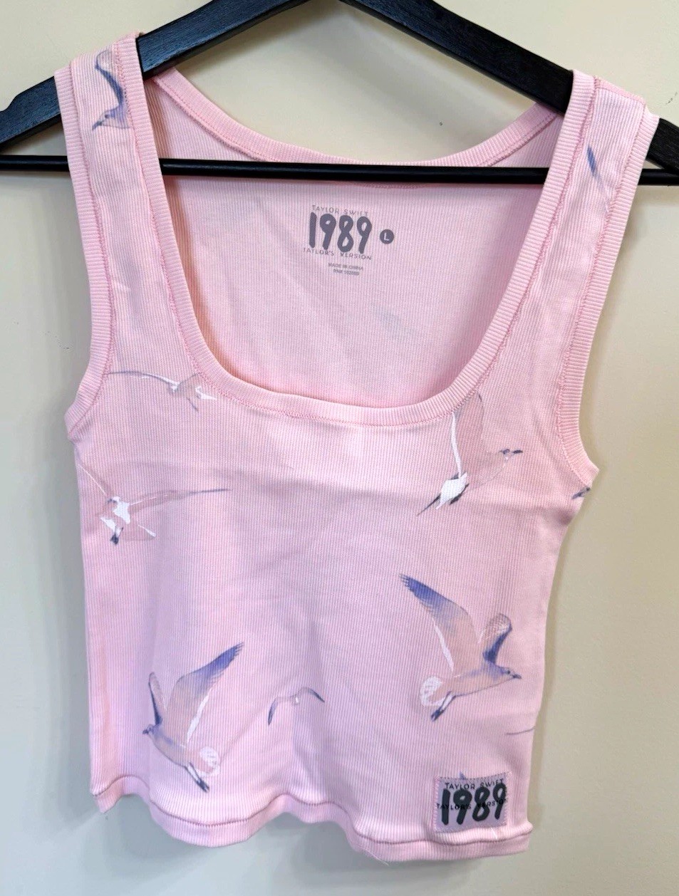 Taylor Swift 1989 Taylor’s Version CROPPED Tank – 1989 PINK SEAGULL TANK (L)