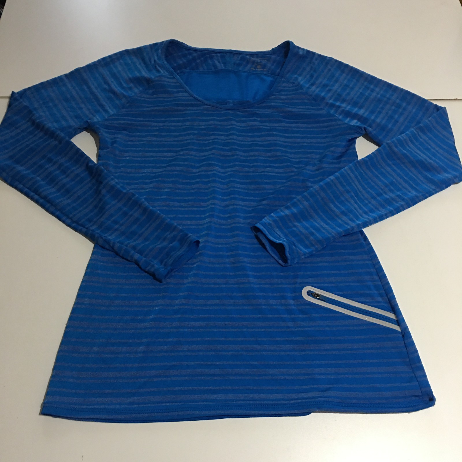 ATHLETA Running Top Size Medium Reflective Long Sleeve Thumbholes Pocket