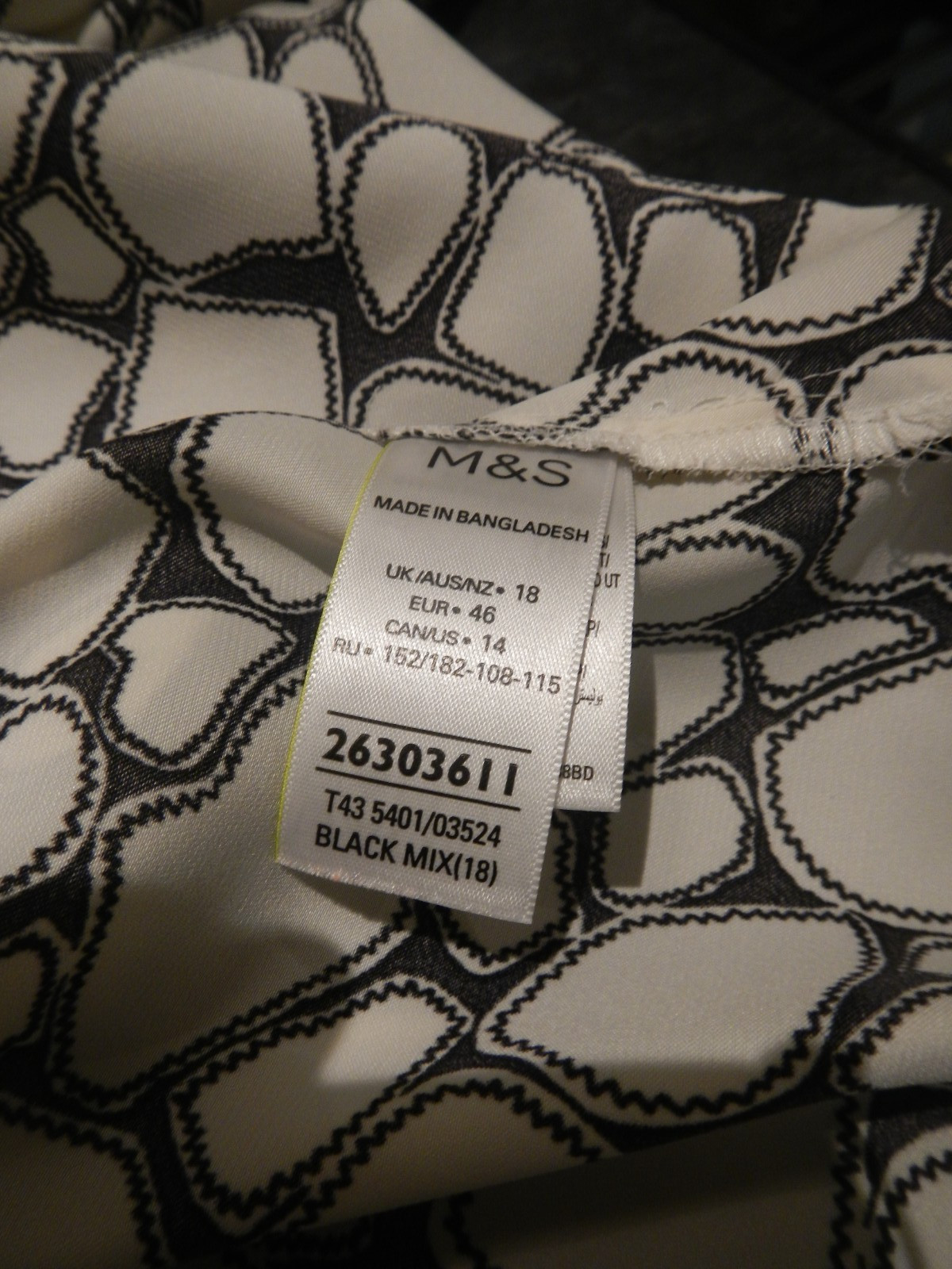 M&S Ladies sleeveless top/blouse, cream & black, size 18 100% Polyester.