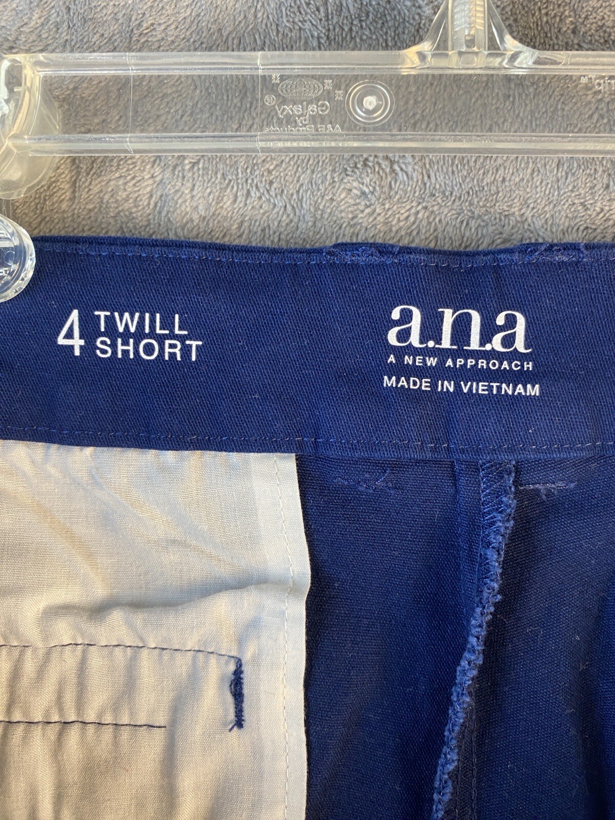 a.n.a Women’s Blue Twill Shorts Size 4 (measured waist 31 inches)