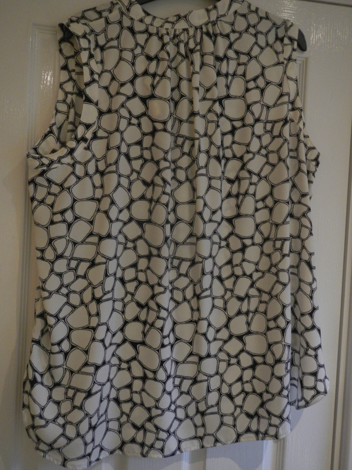 M&S Ladies sleeveless top/blouse, cream & black, size 18 100% Polyester.