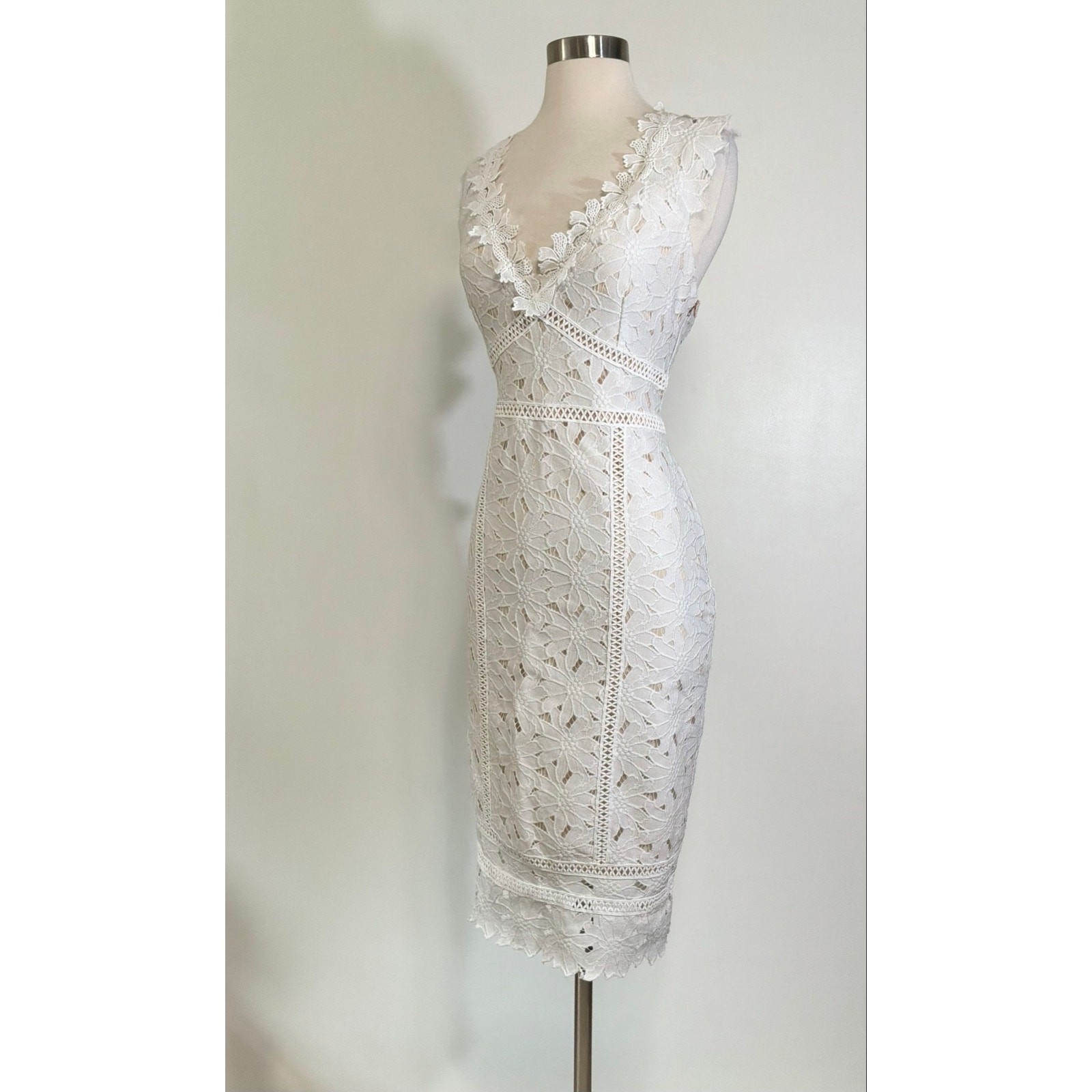 Saylor All-Over-Lace Midi Dress in White Size Large