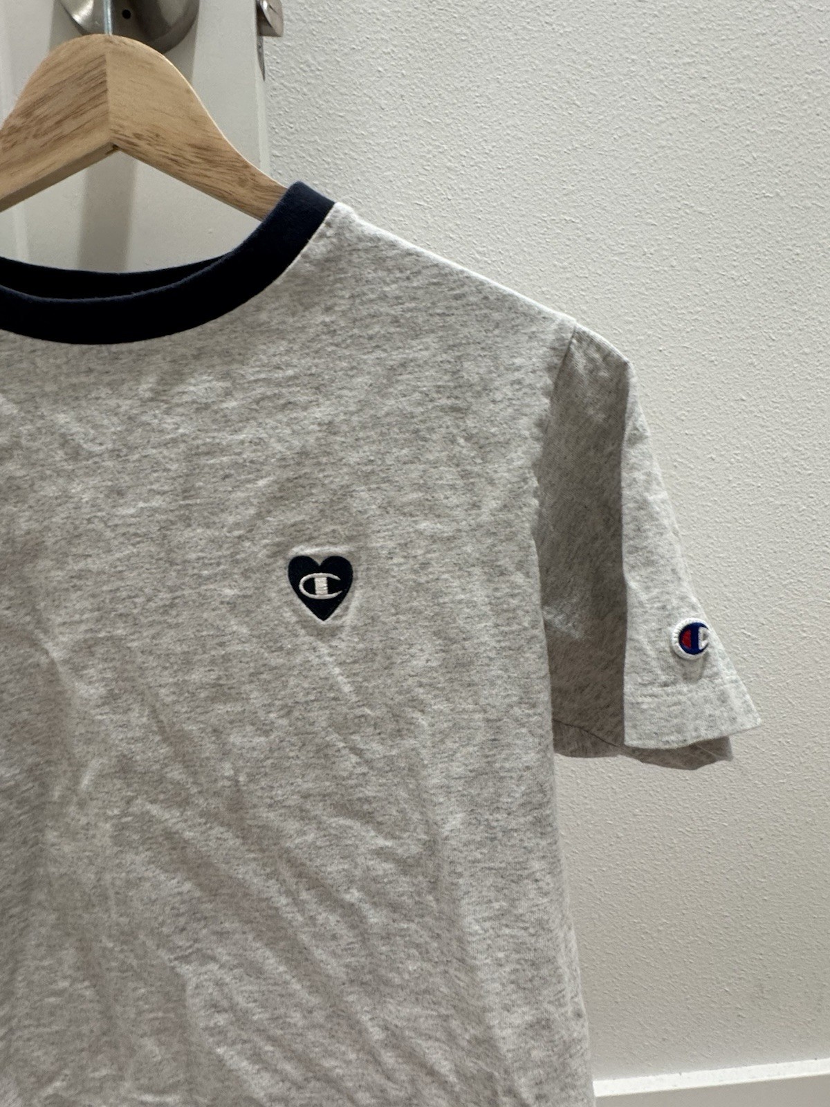 Champion grey heart logo tee Size M – Pre-Owned