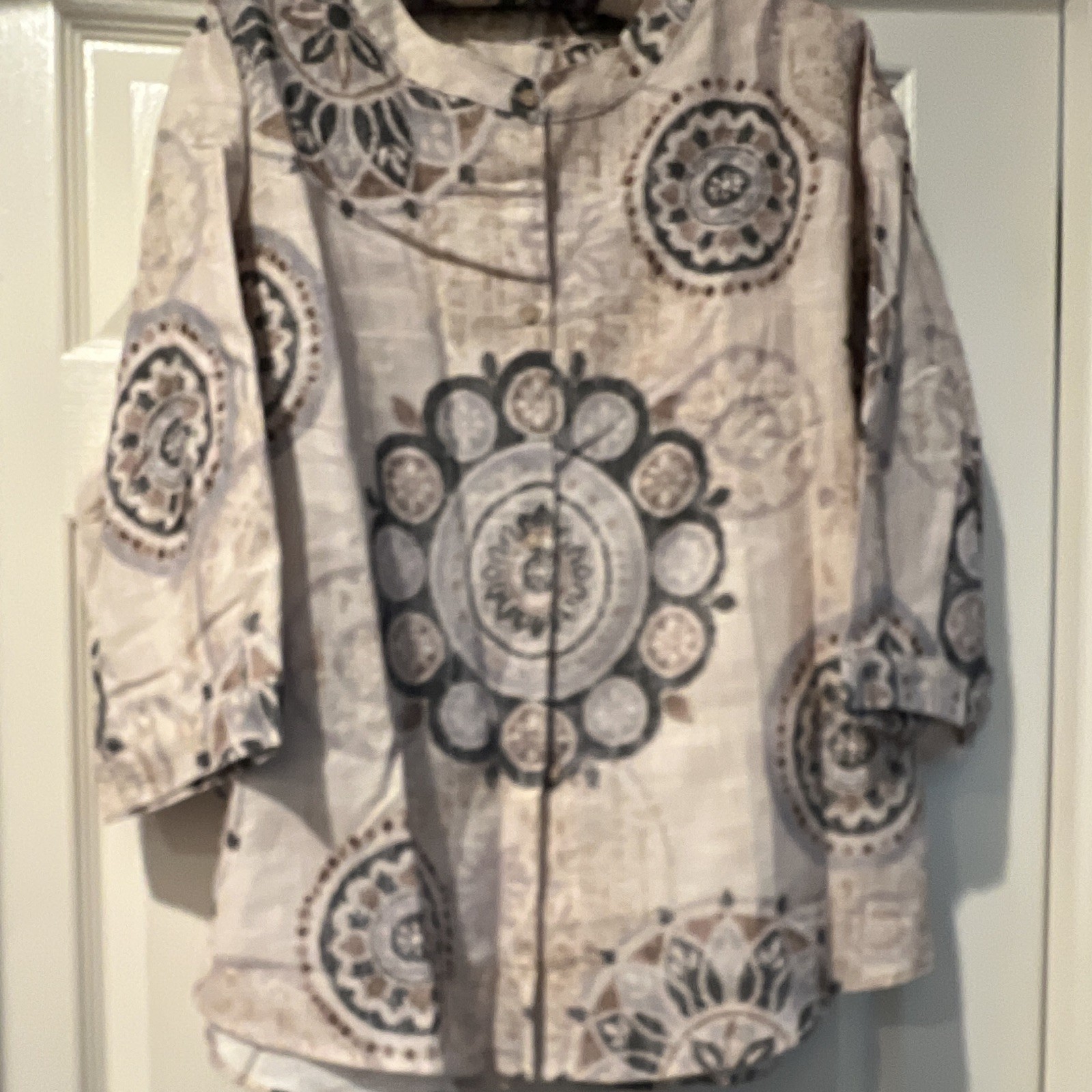 NWOT Women’s Blouse Size L Beige/Gray Geometric Collared Long Sleeve Button