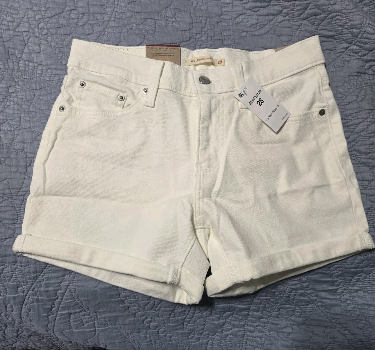 Levi Strauss Women’s Mid Rise Mid Length Slim Hip Denim Short NEW Size 28 White