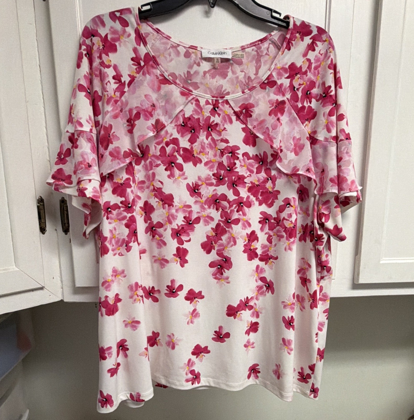 Calvin Klein Women’s Plus 1X Pink/White Floral Scoop Neck Ruffle Pullover Top