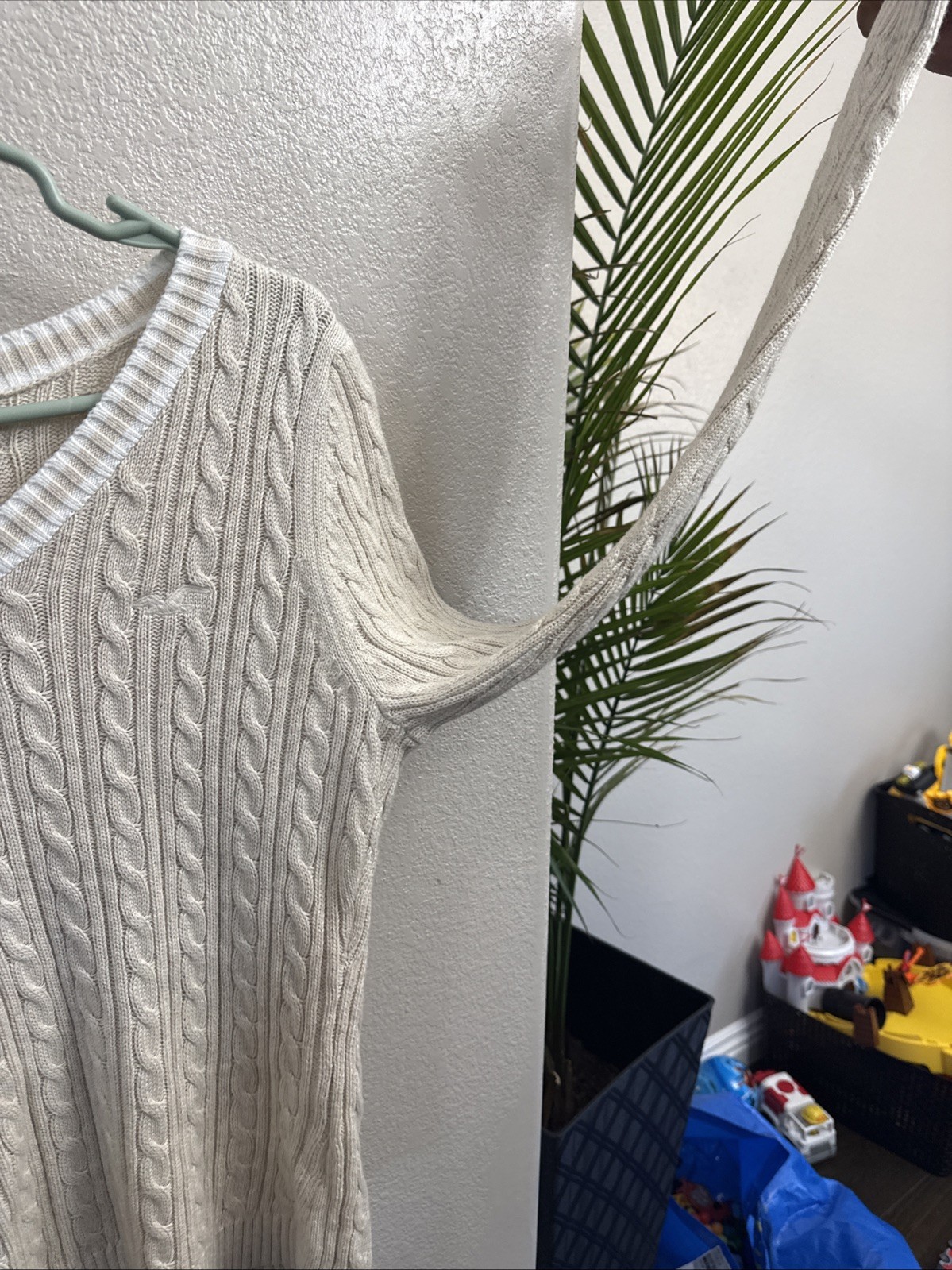 Hollister Women’s Creme Cable Knit V-Neck Long Sleeve Sweater Size M