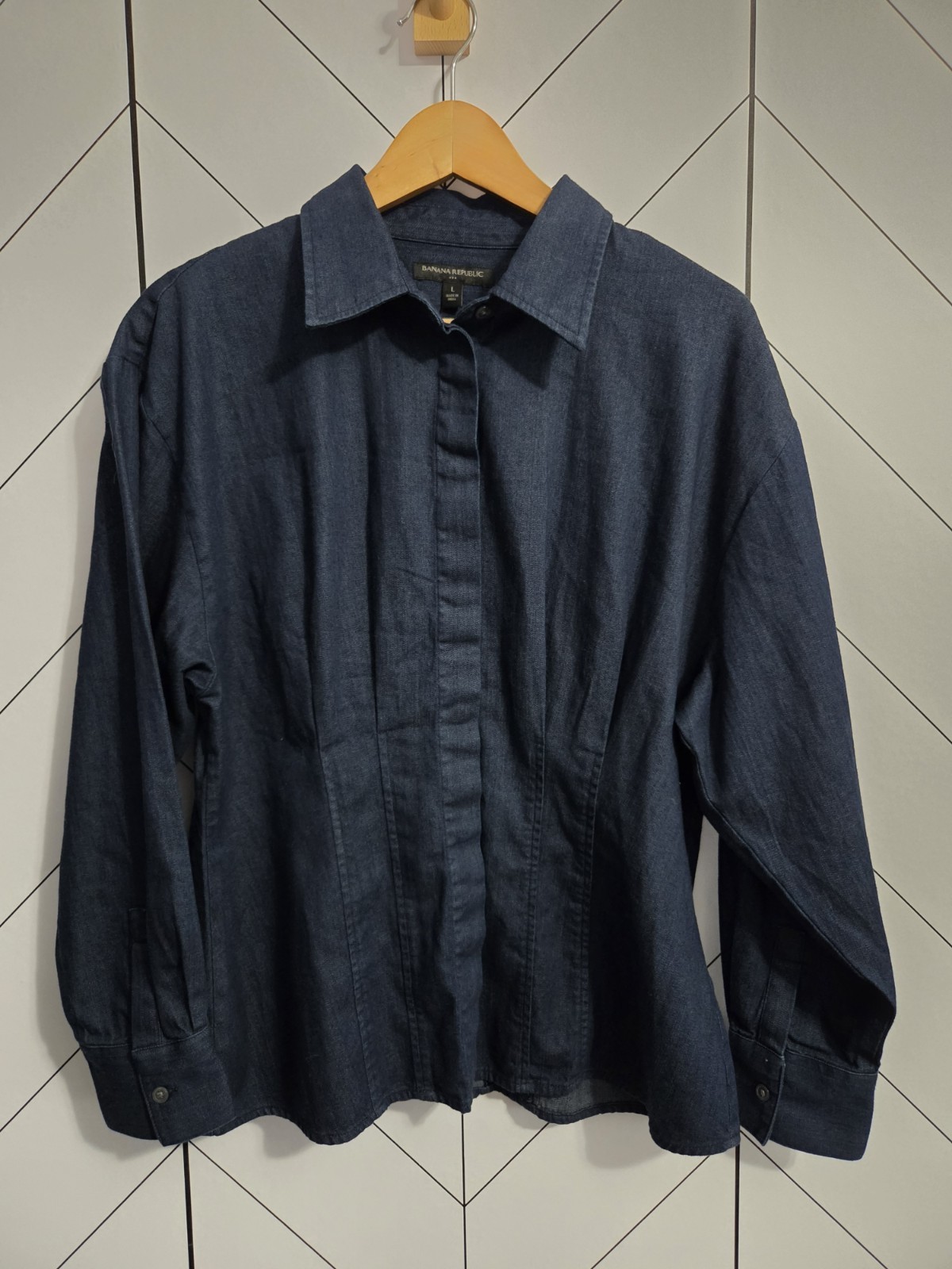 NWT Banana Republic Factory Fitted Denim Button Down Shirt Pleated Dark Wash L