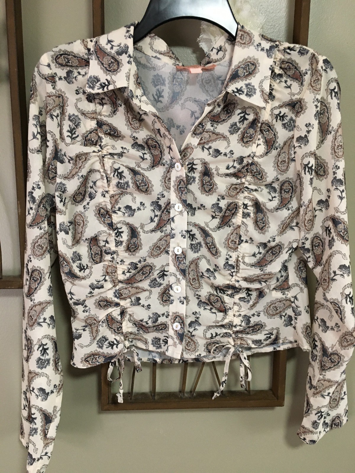 Charmed Hearts Paisley Pattern Long Sleeve Button Up Blouse Women’s size Medium