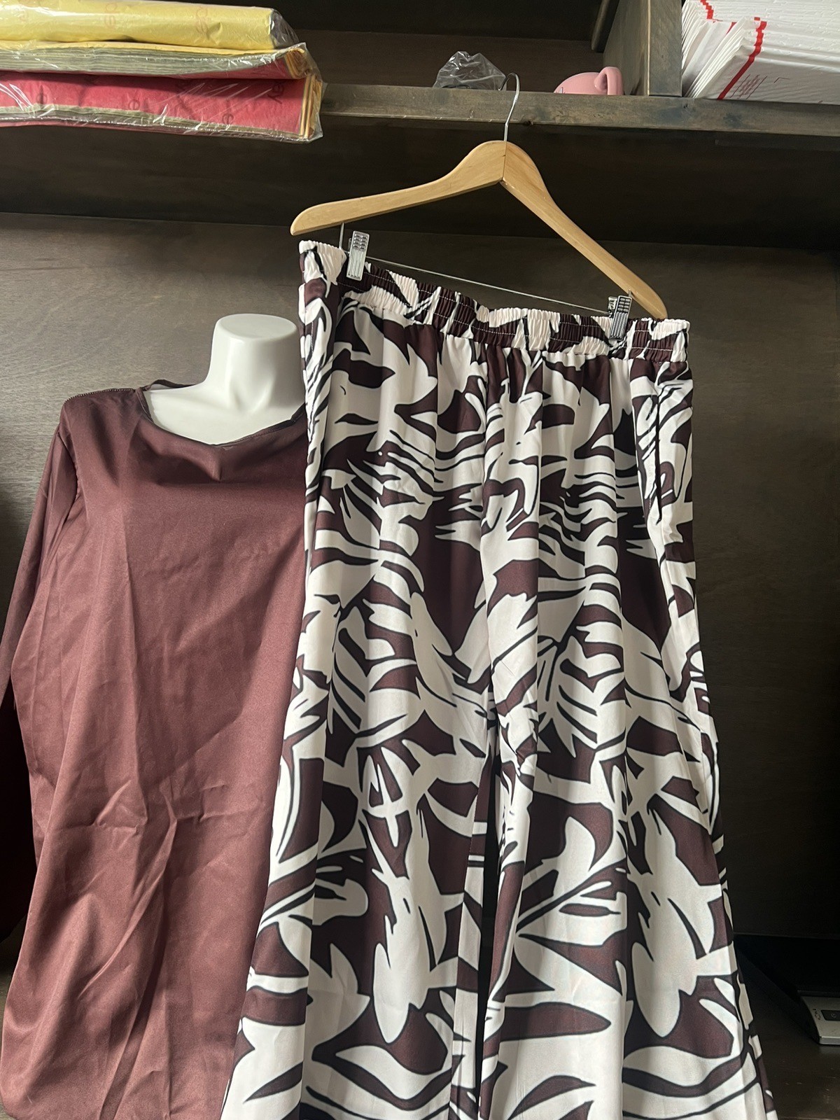 Women’s BROWN HIGH LOW BLOUSE WITH ABSTRACT DESIGN WIDE LEG PANTS SIZE 22W NEW