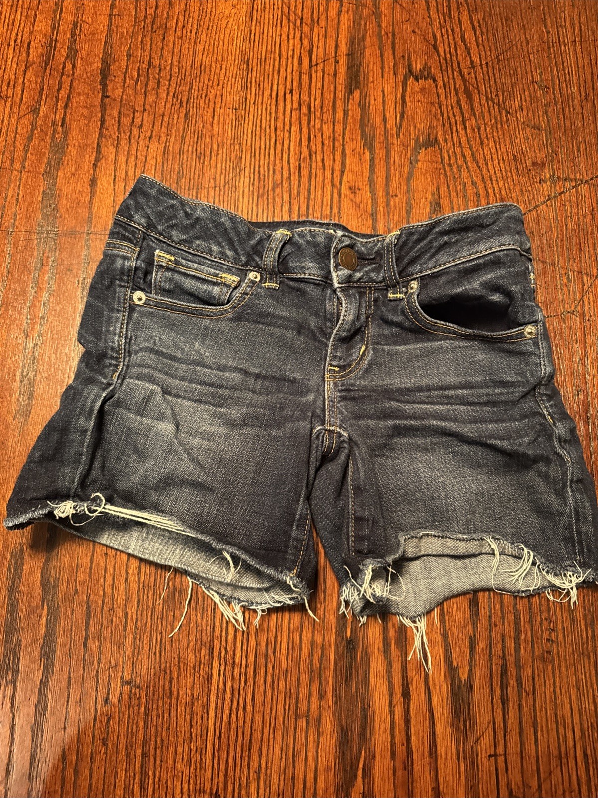 American Eagle Jean Shorts Women’s Size 4 x 4.5″ dark Blue Stretch Distressed