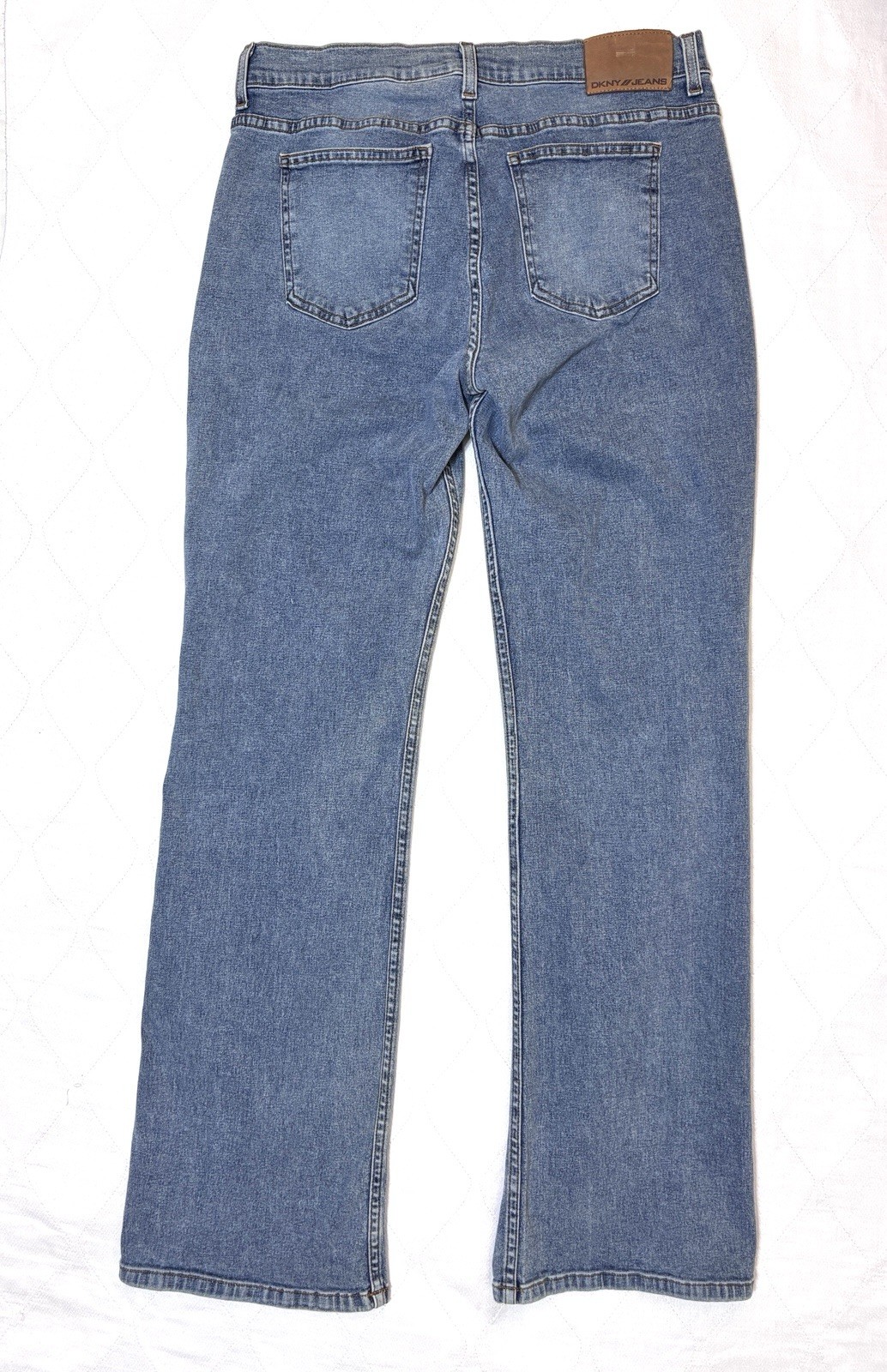 DKNY Women’s 10R So-Low-Lita Light Wash Jeans 15″ Dia Waist 32″ Inseam 9″+ Rise