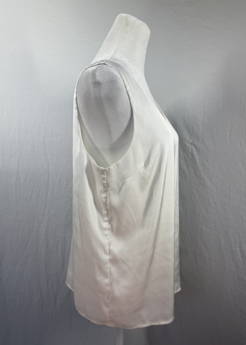 Zenana: white satin v-neck sleeveless top size 8